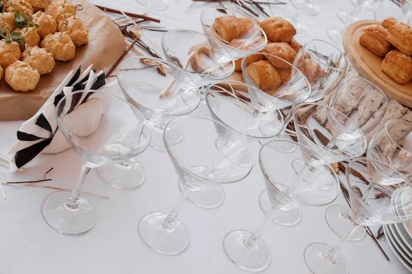 Impostazione di decorazione di caramelle da sposa con deliziose torte e dolci — Foto Stock