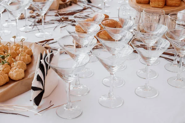 Dekoration der Hochzeitsschokoriegel mit leckeren Kuchen und Süßigkeiten — Stockfoto