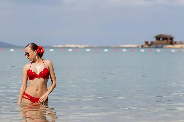 Piękna kobieta, chodzenie w wodzie morskiej — Zdjęcie stockowe