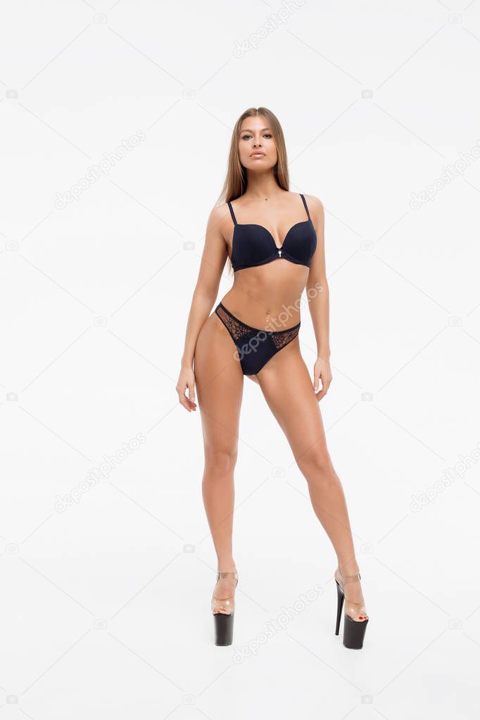 Atractiva mujer sensual en lenceria y tacones altos Foto de stock 3kstudio 252848614