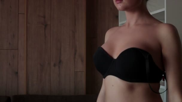 穿上胸罩的感性女人 — 图库视频影像