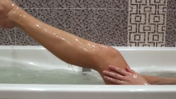 Chica tomando un baño — Vídeo de stock