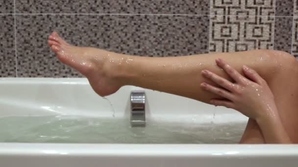 Дівчина приймає ванну — стокове відео