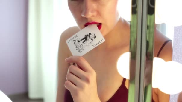 Девушка держит колоду карт — стоковое видео