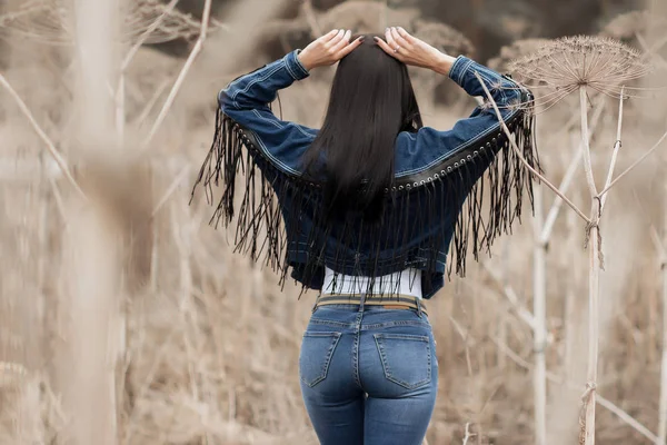 Portrait d'une fille en jeans sur le terrain — Photo