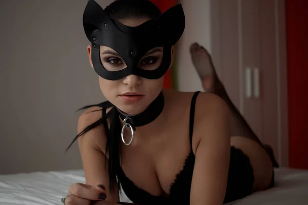 Brünettes Mädchen in einer Katzenmaske — Stockfoto