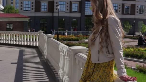 The stylish and attractive girl walks through the city along shops — Stock Video