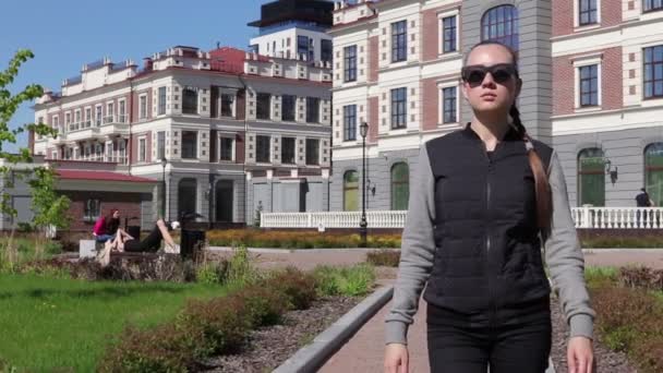 A stílusos és vonzó lány sétál át a város üzletek — Stock videók