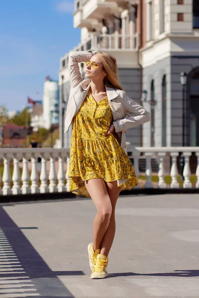 Güneşli bir günde sarı elbiseli güzel sarışın — Stok fotoğraf