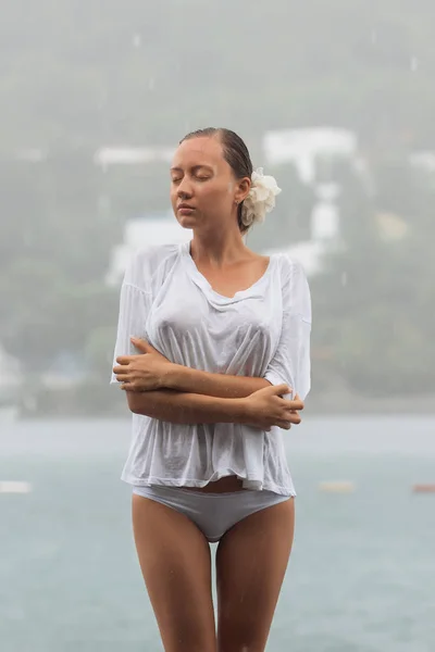 Sensual mujer en día lluvioso —  Fotos de Stock