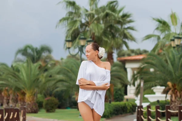 Mujer en blusa blanca en el resort — Foto de Stock