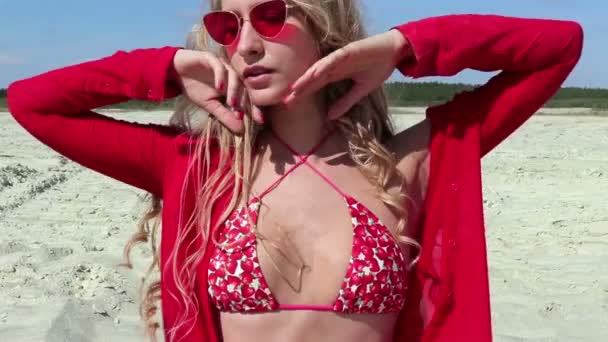 Lány tökéletes alak a fürdőruhát a strandon — Stock videók