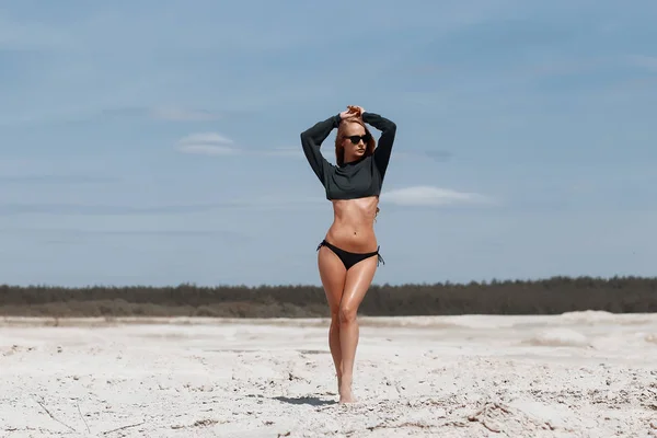 Beautiful young girl in a sexy bikini on the beach — Stock Photo, Image