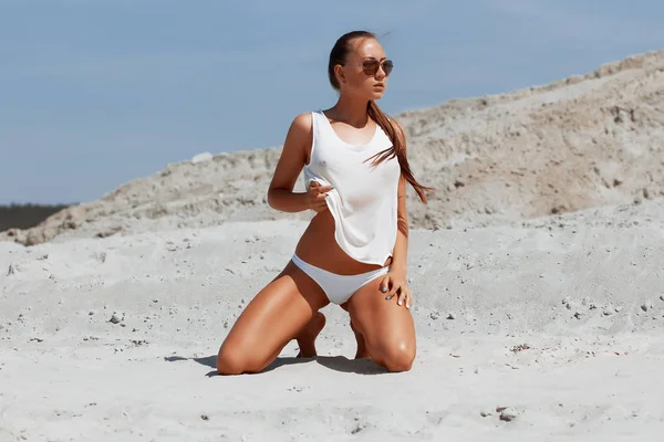 Beautiful young girl in a sexy bikini on the beach — Stock Photo, Image