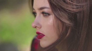 Baştan çıkarıcı kadın düşünceli ve invitingly seyir boyunca