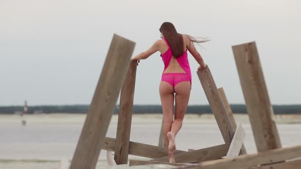 Femme chaude avec silhouette sexy debout se déplaçant du pied au pied — Video