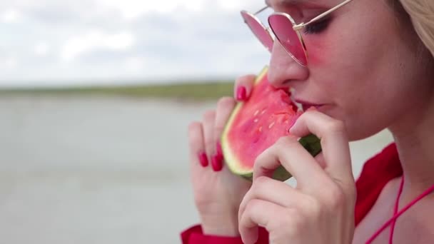 Hübsche Frau, die verführerisch Wassermelone isst — Stockvideo