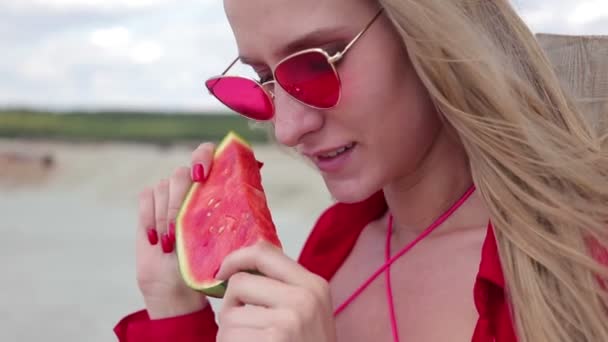 Hübsche Frau, die verführerisch Wassermelone isst — Stockvideo