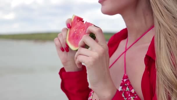 Bonita mujer seductora comiendo sandía — Vídeo de stock