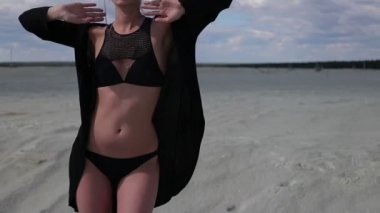 Baştan çıkarıcı kadın elle açığa vücut ile pürüzsüz hareketler yapma