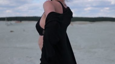 Baştan çıkarıcı kadın elle açığa vücut ile pürüzsüz hareketler yapma