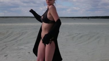 Baştan çıkarıcı kadın elle açığa vücut ile pürüzsüz hareketler yapma