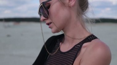 Baştan çıkarıcı kadın elle açığa vücut ile pürüzsüz hareketler yapma