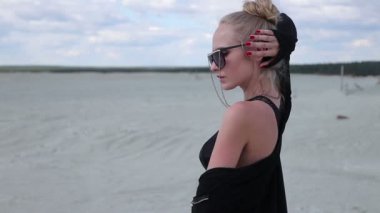 Baştan çıkarıcı kadın elle açığa vücut ile pürüzsüz hareketler yapma