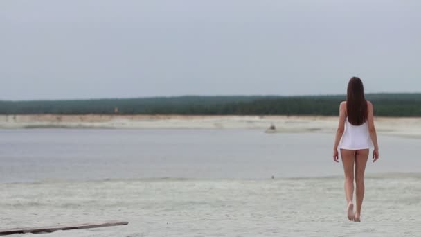 Sensuell kvinna som går längs stranden på tå visar badkläder — Stockvideo