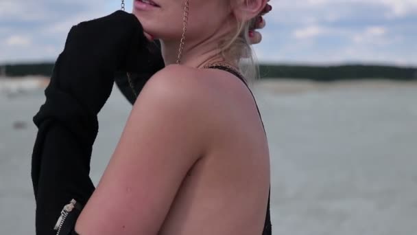 Baştan çıkarıcı kadın elle açığa vücut ile pürüzsüz hareketler yapma — Stok video