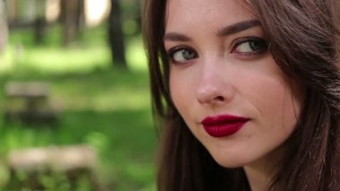 Baştan çıkarıcı kadın düşünceli ve invitingly seyir boyunca