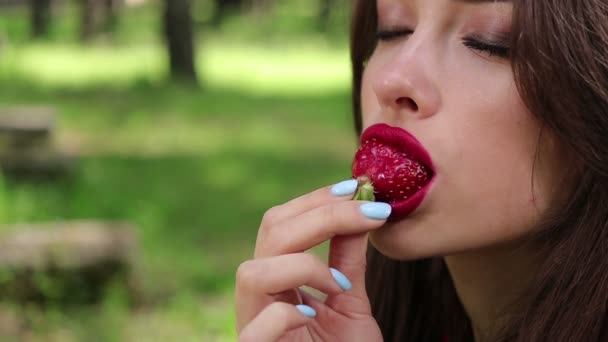 Pretty woman seductively eating strawberries — Stock Video