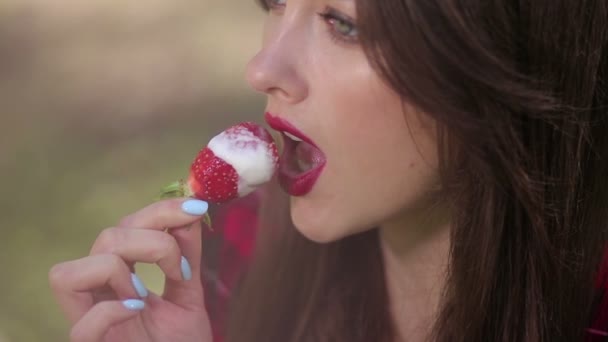 Mooie vrouw verleidelijk aardbeien eten — Stockvideo