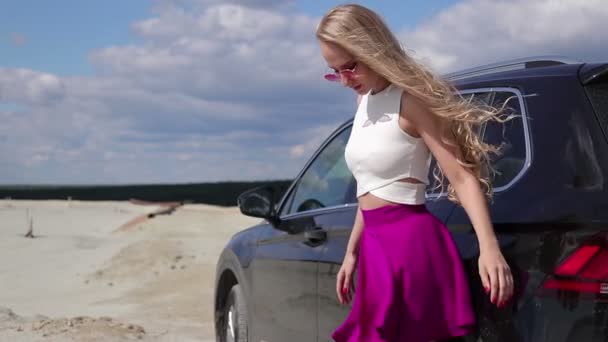 シルクスカートの開口部のお尻を歩くかわいい女性 — ストック動画