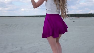 İpek etek açılış kalça yürüyüş güzel kadın