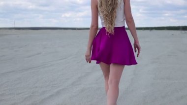 İpek etek açılış kalça yürüyüş güzel kadın