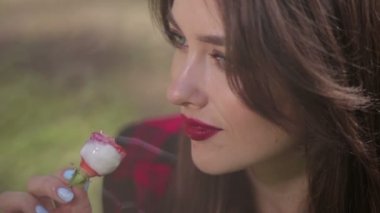Güzel kadın baştan çıkarıcı çilek yeme