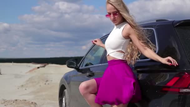 Pretty woman walking in silk skirt opening buttocks — Stock Video
