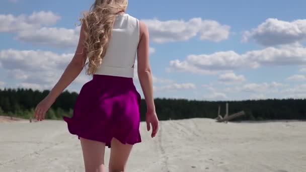 漂亮的女人走在丝绸裙子开口臀部 — 图库视频影像
