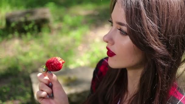 Bonita mujer seductora comiendo fresas — Vídeo de stock