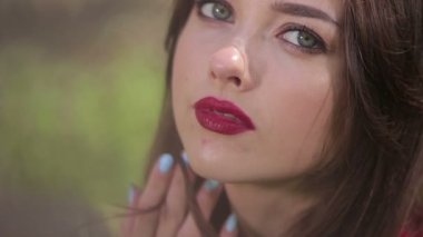 Baştan çıkarıcı kadın düşünceli ve invitingly seyir boyunca