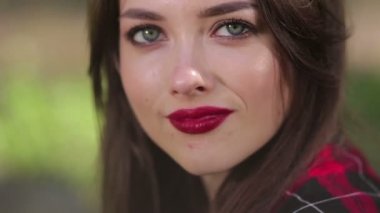 Baştan çıkarıcı kadın düşünceli ve invitingly seyir boyunca