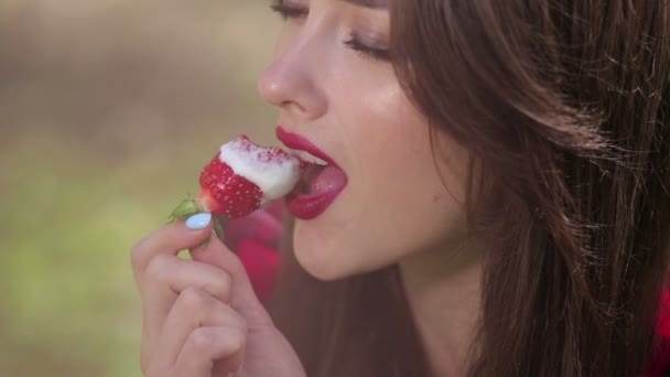 Ładna kobieta uwodzicielsko jedząc truskawki — Wideo stockowe
