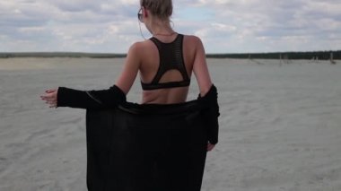 Baştan çıkarıcı kadın elle açığa vücut ile pürüzsüz hareketler yapma