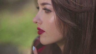 Baştan çıkarıcı kadın düşünceli ve invitingly seyir boyunca