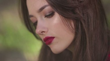 Baştan çıkarıcı kadın düşünceli ve invitingly seyir boyunca