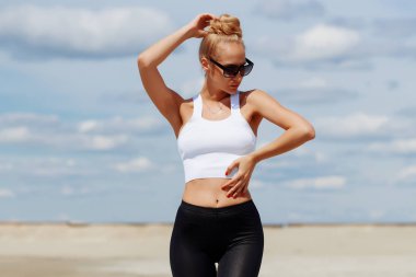 İnce kadın plaj el yetiştirme germe