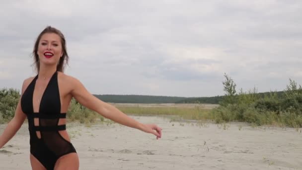 Соблазнительная женщина делает волнистые гладкие движения руками, раскрывая тело — стоковое видео