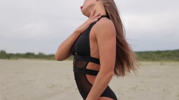 Seductive woman making undulating smooth movements with hands revealing body — Stock Video