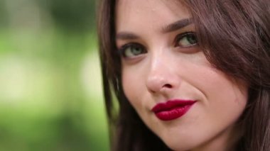 Güzel kadın baştan çıkarıcı kiraz yeme